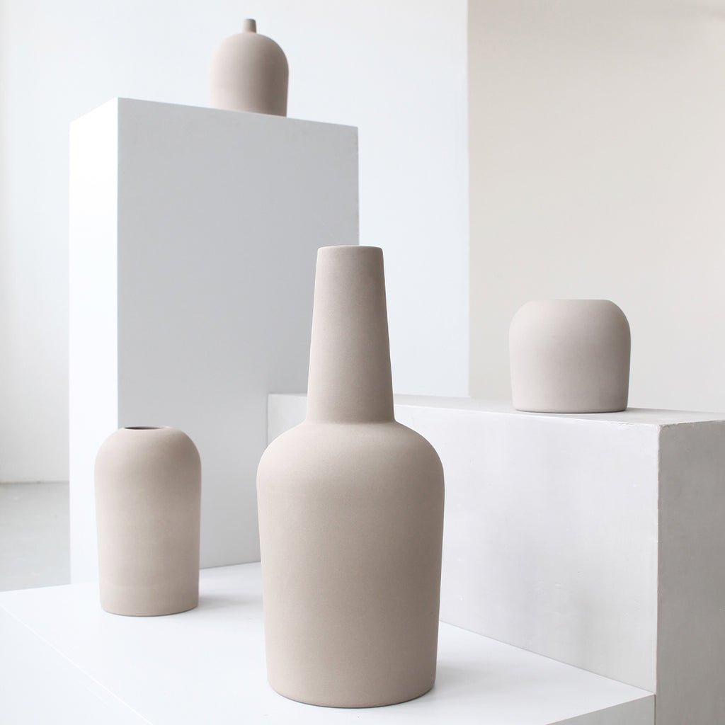 Kollektionen af vandtætte terrakotta vaser fra Kristina Dam studio