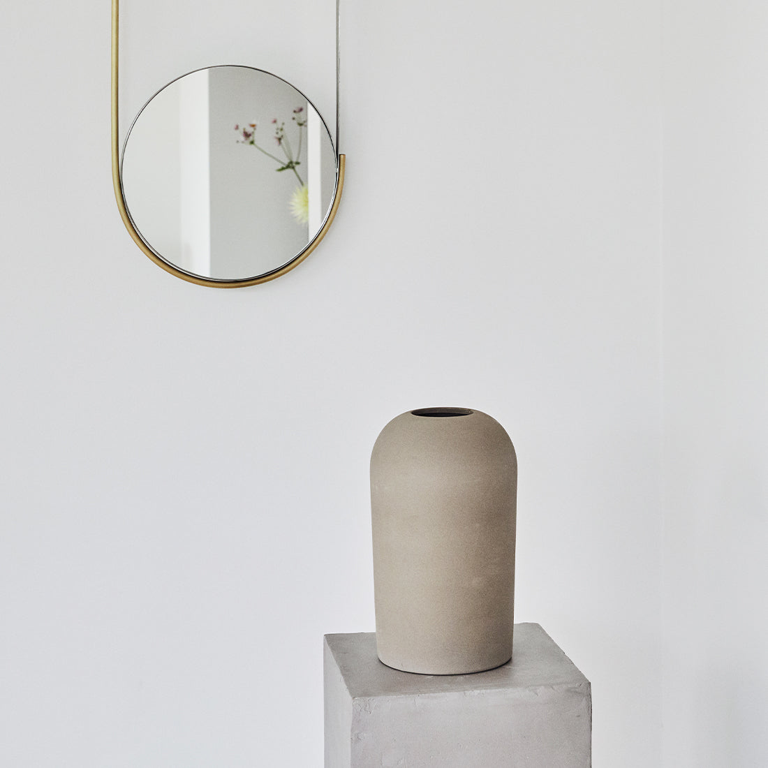 Grå terrakotta vase fra Kristina Dam stylet med Mobile mirror begge designet i Danmark