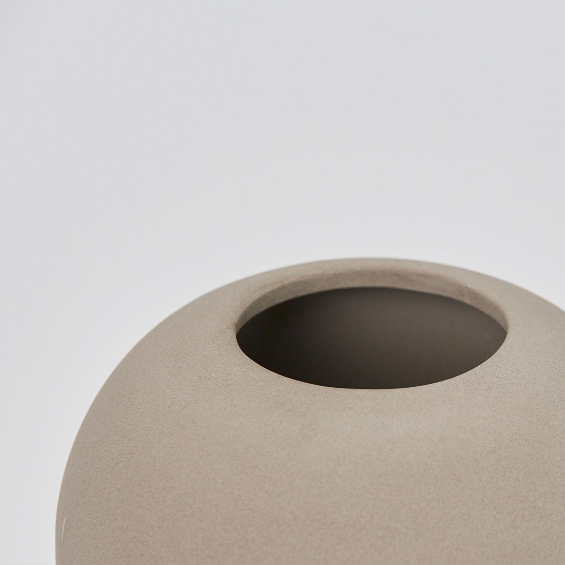 Detaljer af den unikke Dome medium vase fra Kristina Dam studio