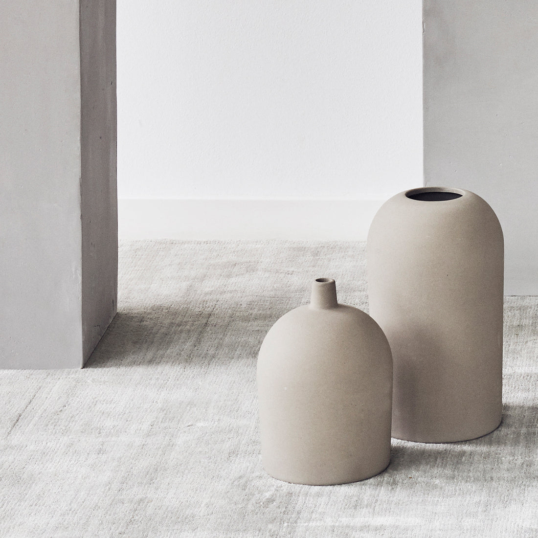 Moderne  grå terrakotta vaser fra Dome kollektionen designet af Kristina Dam