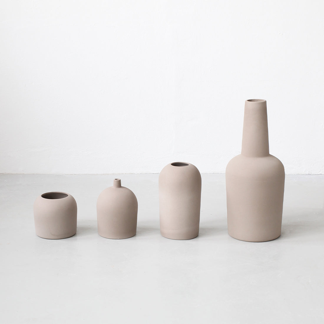 Dome vase kollektion med naturlige terrakotta vaser