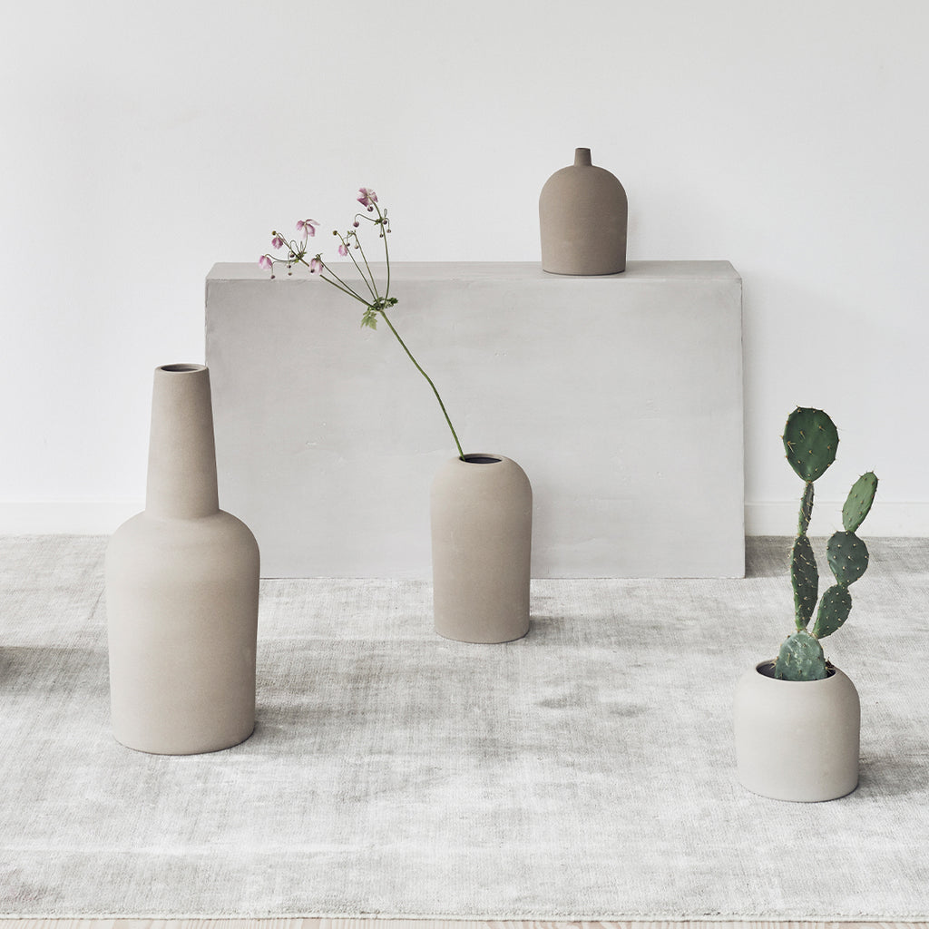 Køb mimimalistiske terrakotta vaser fra Kristina Dam studio